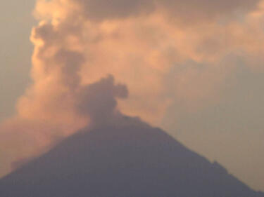 Вулкан в Индонезия уби шестима