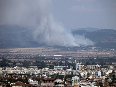 Огромен пожар се развихри край София