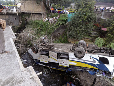 18 загинаха при автобусна катастрофа в Индонезия