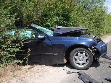 Кола се блъсна в ТИР, шофьорката загина