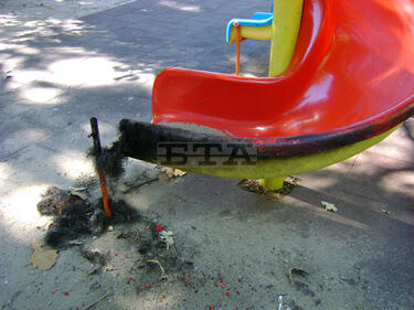 Вандали запалиха детска пързалка в Търговище