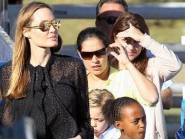 Анджелина Джоли с брачна халка?