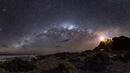 <p>Гран при и първа награда в категорията "Земя и Космос" грабна Марк Гий (Австралия) за небесата над Южното полукълбо. Вижте преплетените прах и звезди в централната област на Млечния път, от която ни делят 26 000 светлинни години. Вляво – още по-далечните Голям и Малък Магеланов облак.</p>