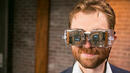 Очила проектират виртуалната реалност директно върху ретината (ВИДЕО)