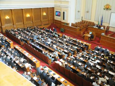 Парламентът ще заседава извънредно