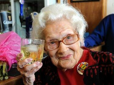 100-годишна баба: Тайната на дълголетието ми се крие в цигарите и алкохола