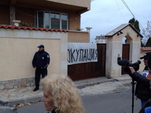 Окупираха дома на Борисов – не му дават да излезе