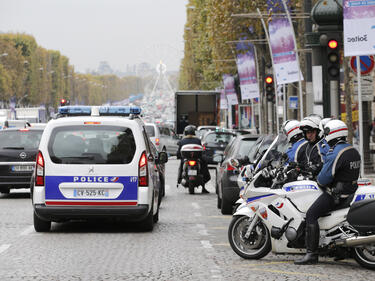 Въоръжен вся паника в Париж – стреля наред