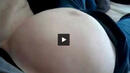 Изумителни движения на бебе в корема на майка му (ВИДЕО)