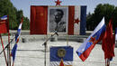 В Скопие "изгря" тайна статуя на Тито