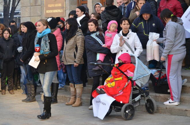 Кметът и общинарите в Хасково получиха памперси