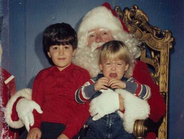 Тези две деца се снимат с Дядо Коледа 34 години. Очаквано, последните им снимки са епични (СНИМКИ)