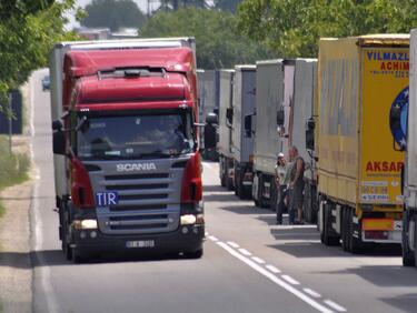 Изтупани данъчни ще следят камионите по пътищата