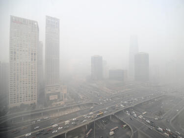 Смог "изяде" небостъргачите в центъра на Пекин