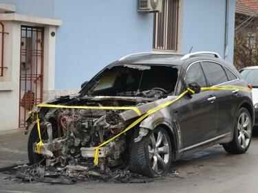 Лек автомобил горя във Велико Търново