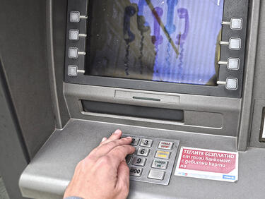 Ще спрат ли банкоматите да "бълват" пари след смяна на софтуера?