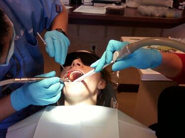 23-годишна варненка ошамари зъболекаря си 