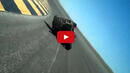 Моторист опира главата си в асфалта с бясна скорост (ВИДЕО)