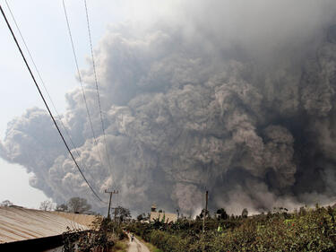 Вулканът в Индонезия отне живота на поне 14 души