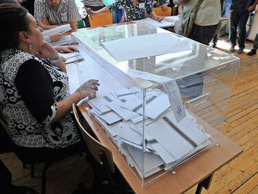 ГЕРБ и Кунева харчат милиони за референдума