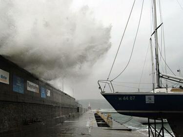 Ураганният вятър затвори пристанището във Варна