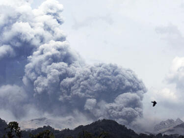 Евакуираха над 100 000 души заради изригнал вулкан в Индонезия 