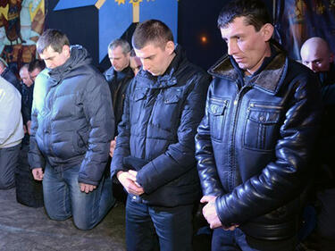 На колене! Бойците от "Беркут" поискаха прошка от украинците (ВИДЕО)