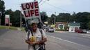 „Обичай живота“ - на това учи хората американец, пътувайки из страната (ВИДЕО)
