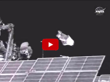 Нещо ужасяващо се случи с космонавт. Филмът "Гравитация" в реално време (ВИДЕО)