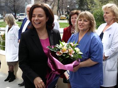 Андреева ще кара държавните служители да си плащат здравните осигуровки
