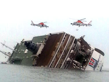 Близо 300 са в неизвестност, след като ферибот потъна във водите на Южна Корея