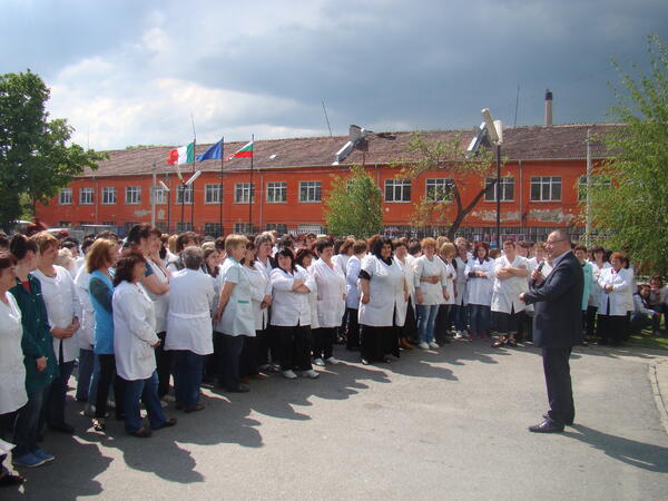 Лидерът на БСП и президент на ПЕС Сергей Станишев посети фабрика за производство на обувки в град Дупница