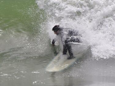 Разбилият се в скалите на Сарафово сърфист е с опасност за живота