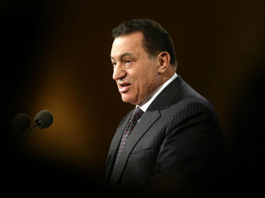 Хосни Мубарак ще лежи 3 години зад решетките