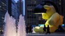 Гигантска скулптура на мечка привлича туристи в Ню Йорк 