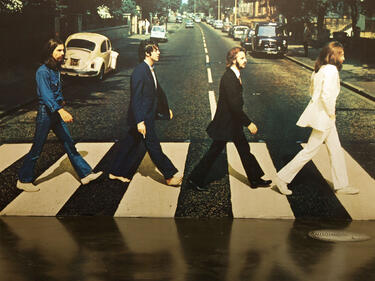 Първият звукозаписен и издателски договор на Beatles отива за продан