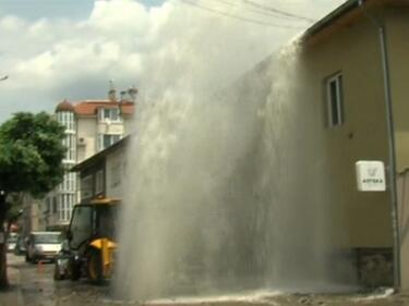 20-метров фонтан бликна в Центъра на Благоевград след авария