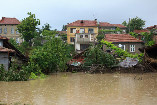 Вследствие на обилните валежи 30 къщи в   Килифарево са наводнени, 11 души са били евакуирани от покривите на  засегнати от проливните дъждове сгради.