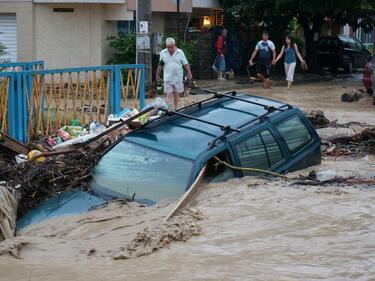 Изплащат застраховки на пострадалите от наводненията