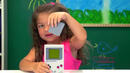 

Реакцията на дечица към Game Boy е божествено яка! (ВИДЕО)