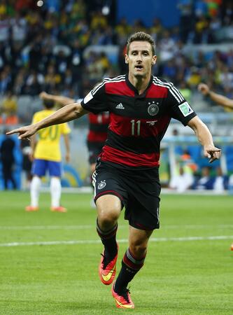 Германия смачка от бой Бразилия и е на финал
