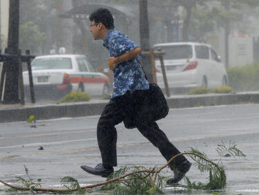 Пет са вече жертвите на тайфуна Неогури