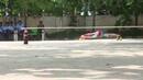 6-годишно момче се пързаля на кънки и може да мине под 39 коли  (ВИДЕО)