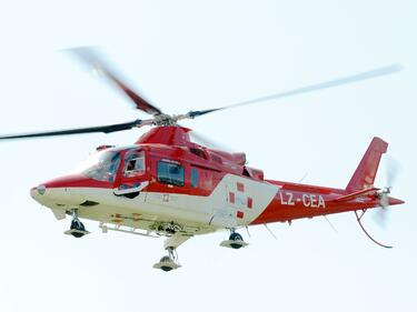Хеликоптер за оказване на спешна помощ кръжи над София (СНИМКИ)