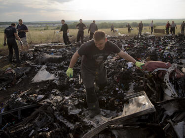 Международен екип стигна до мястото, на което се разби малайзийският самолет 