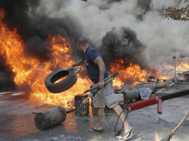 Взрив тресна Киев, неизвестен мята гранати