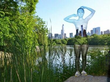 Голи женски тела, слети с градската среда на Ню Йорк (СНИМКИ)