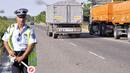 Нелепо! Камион помете двама, докато сменяха гума край Севлиево