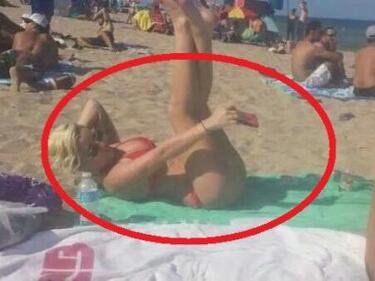 Ужасяваща нова мода! Плажуващи жени си правят селфи на половите органи 
