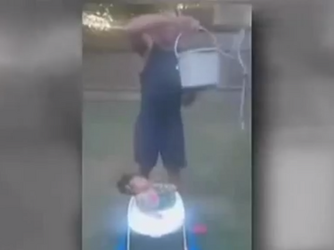 Шокиращо: Дядо залива с вода 10-месечната си внучка в предизвикателството "Ледена кофа" (ВИДЕО)